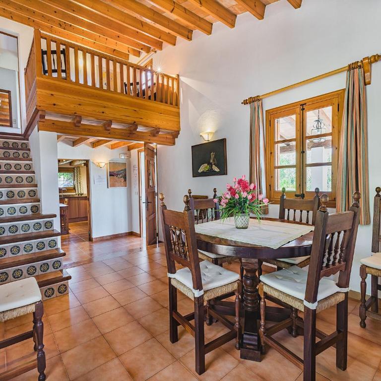 Secluded Country Villa with Pool - Four-Bedroom Country house - 11
