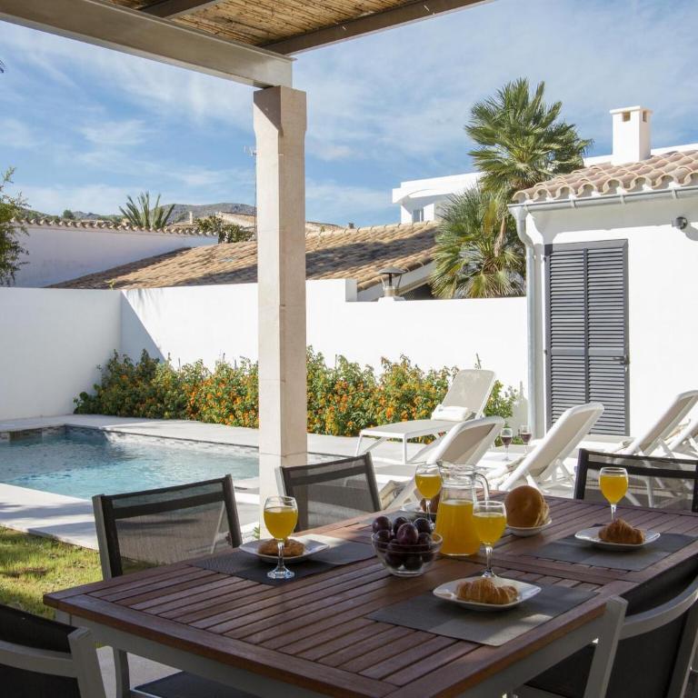 Beachfront Villa with Pool, Puerto Pollença - Chalet Superior - 11