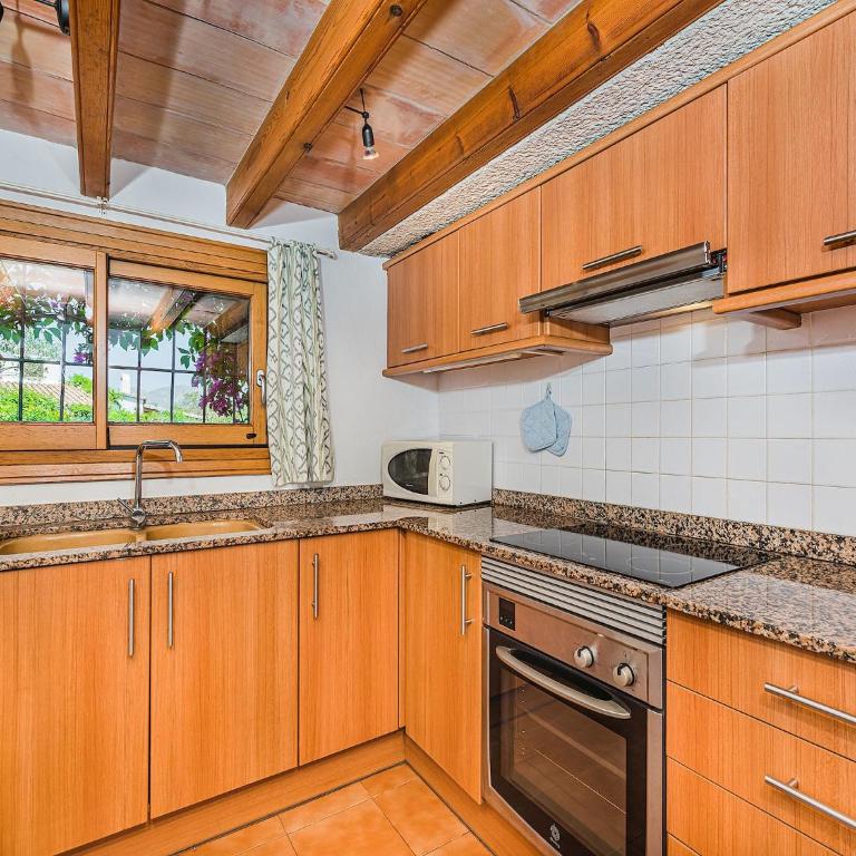 Secluded Country Villa with Pool - Four-Bedroom Country house - 12