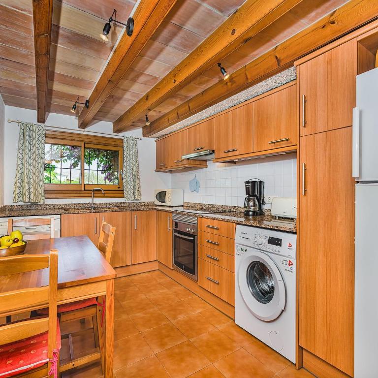 Secluded Country Villa with Pool - Four-Bedroom Country house - 5