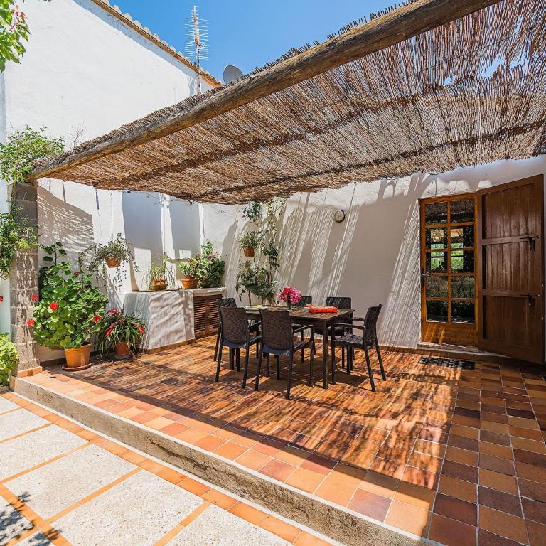 Secluded Country Villa with Pool - Four-Bedroom Country house - 20