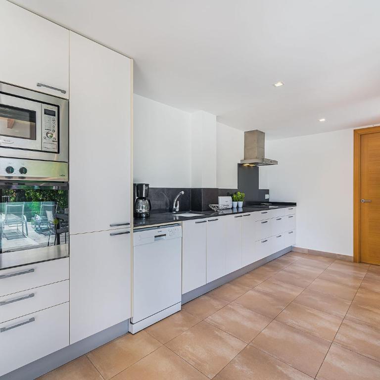 Central Townhouse with Pool, Pollença - Casa Vacanze con 4 Camere da Letto - 4