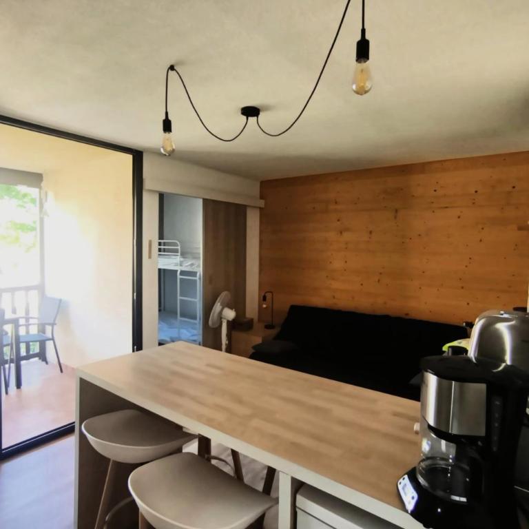 Appartement avec balcon à 800 mètres de la mer - Appartement - 6