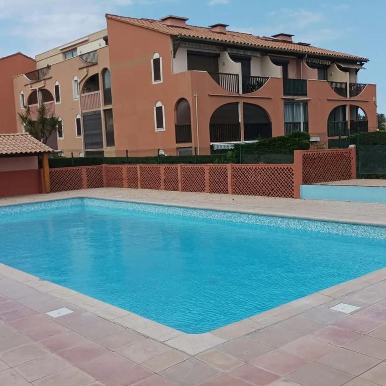 Appartement avec balcon à 800 mètres de la mer - Appartement - 10