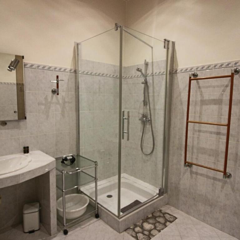 Large apartment with terrace in a villa - Apartamento - 4