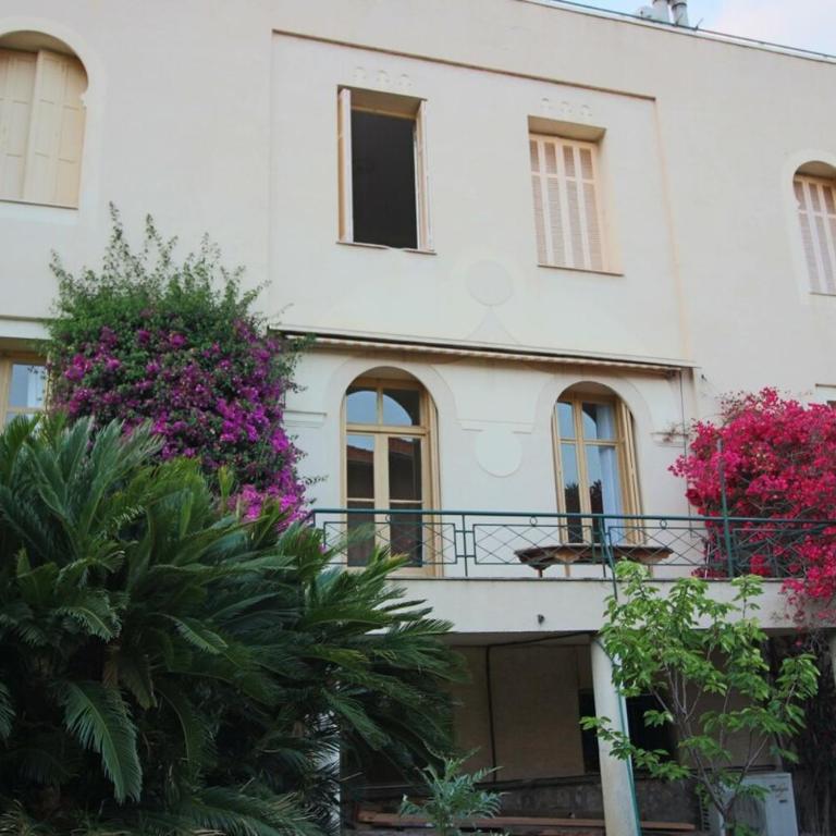 Large apartment with terrace in a villa - Apartamento - 5