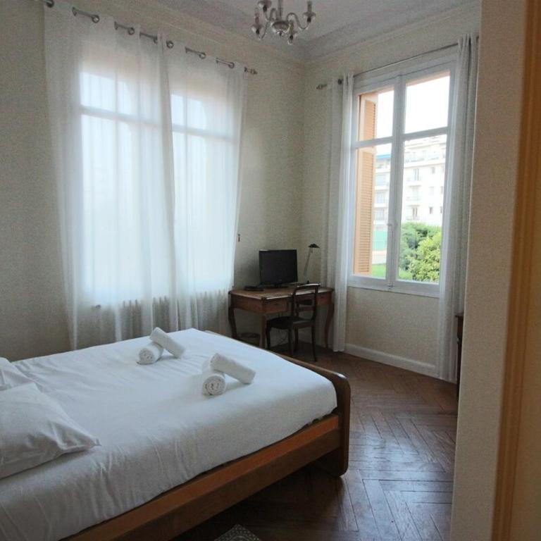 Large apartment with terrace in a villa - Apartamento - 12