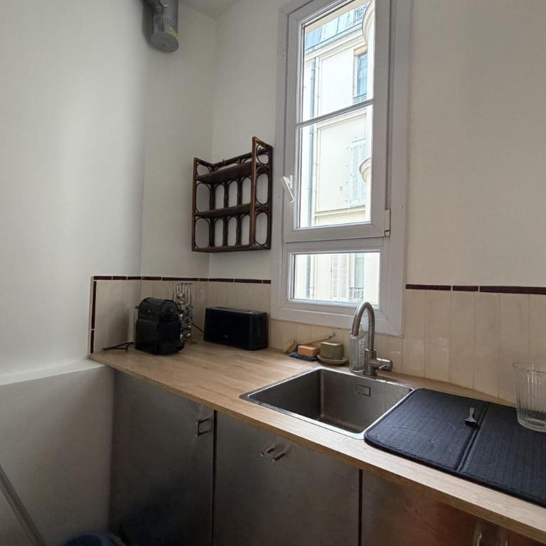 Charmant appartement rénové avec balcon à Paris 18 - Appartement - 9