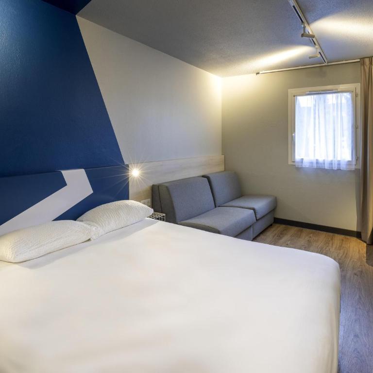 ibis Budget Millau Viaduc - Chambre Familiale avec 1 Lit Double et 2 Lits Simples - 1