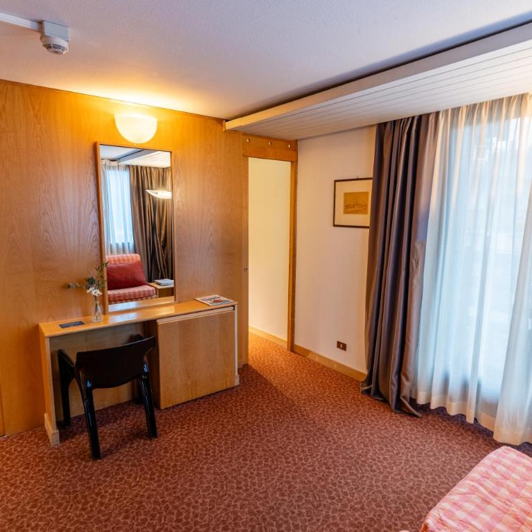 Hotel Les Jumeaux Courmayeur - Camera Tripla Comfort - 3