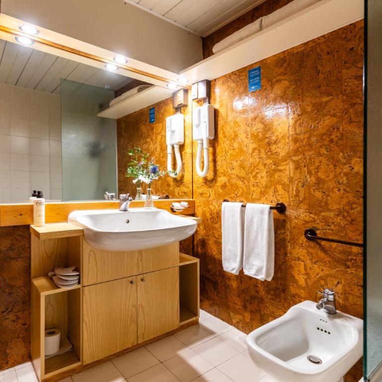 Hotel Les Jumeaux Courmayeur - Camera Tripla Comfort - 4