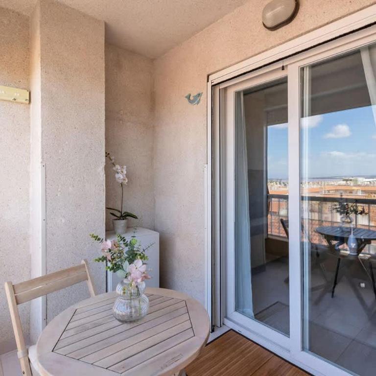 2BDR Apt with Pool Stunning Sunset 300m Beach - Apartment - 30