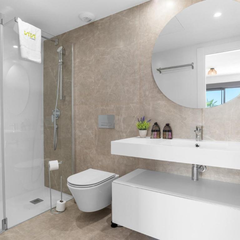 ViVi Homes - Casa Solara - Pool - Gym - Terrace - Three-Bedroom Apartment with Balcony - 6
