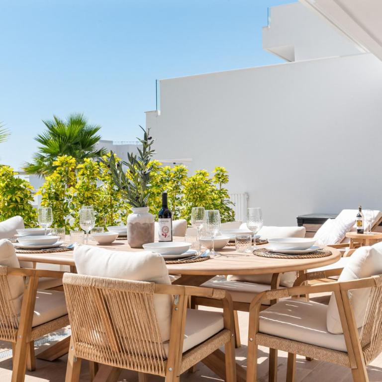 ViVi Homes - Casa Solara - Pool - Gym - Terrace - Three-Bedroom Apartment with Balcony - 2