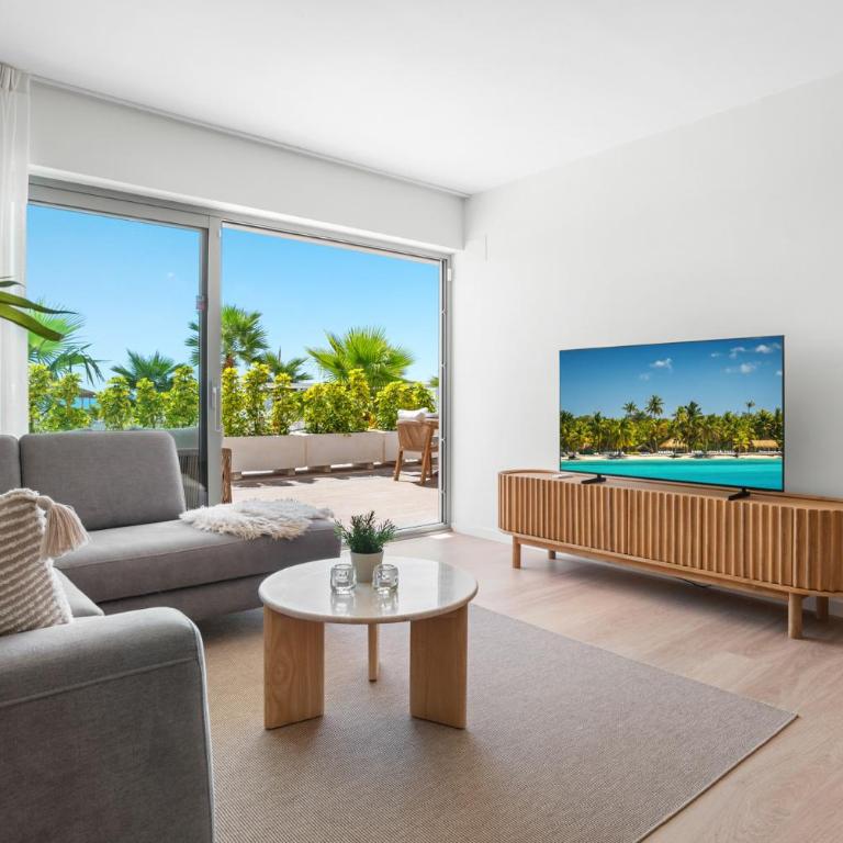ViVi Homes - Casa Solara - Pool - Gym - Terrace - Three-Bedroom Apartment with Balcony - 3
