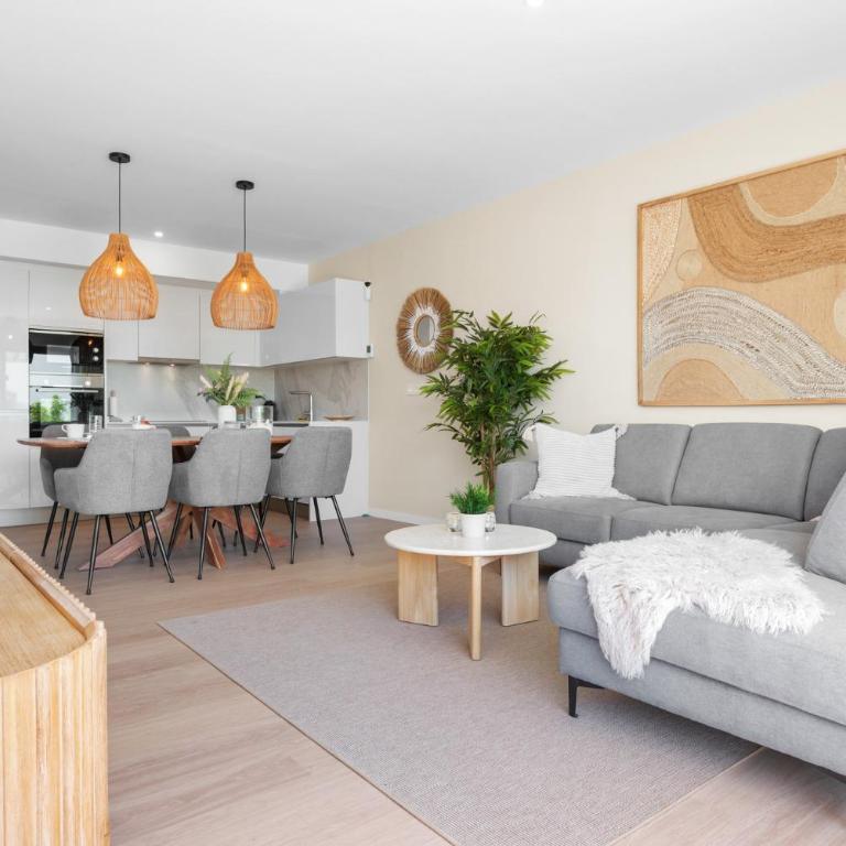 ViVi Homes - Casa Solara - Pool - Gym - Terrace - Three-Bedroom Apartment with Balcony - 18
