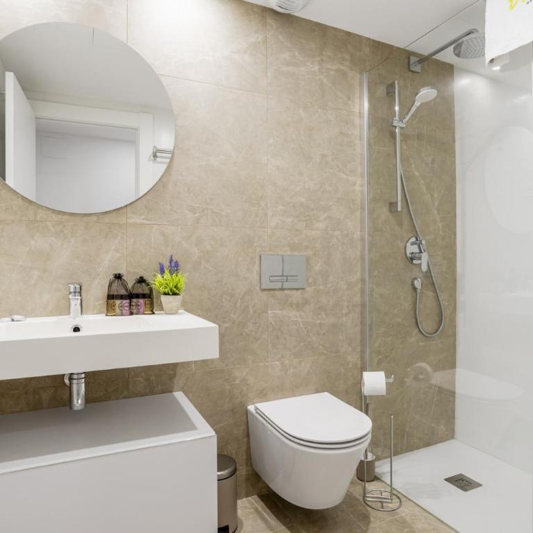 ViVi Homes - Casa Solara - Pool - Gym - Terrace - Three-Bedroom Apartment with Balcony - 25