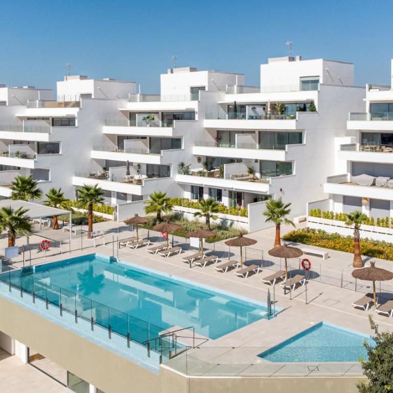 ViVi Homes - Casa Solara - Pool - Gym - Terrace - Three-Bedroom Apartment with Balcony - 37