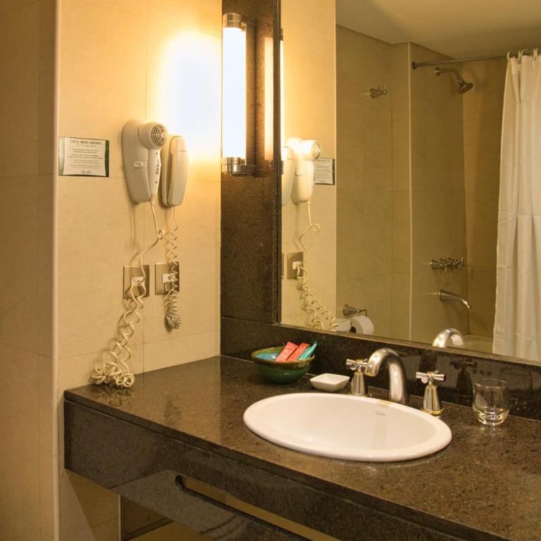 Howard Johnson Plaza Resort & Casino Mayorazgo - Superior Twin Room - 3