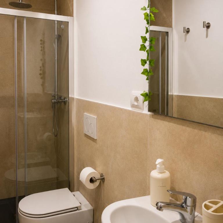 Affittacamere Central Torino - Double Room with Private Bathroom - 5