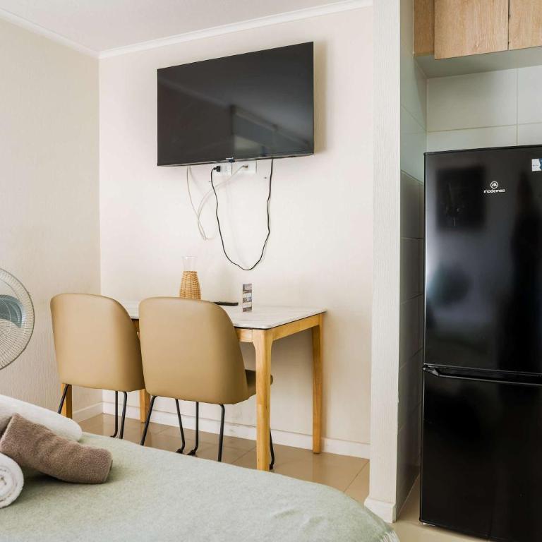 Cozy Santiago Retreat Studio with Balcony & Wi-Fi - Apartamento - 1