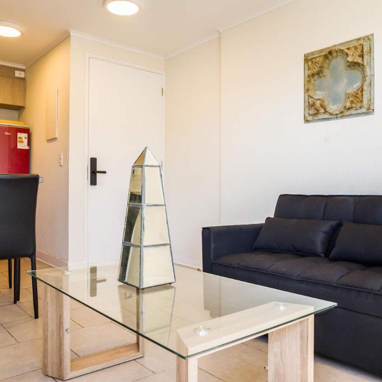 Central Chic 1BR Steps from Metro & Attractions - Apartment - 2