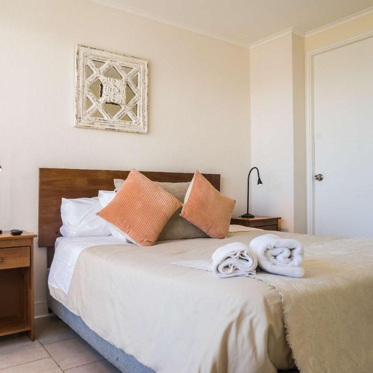 Central Chic 1BR Steps from Metro & Attractions - Apartment - 4