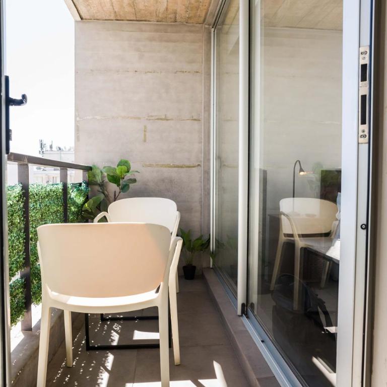 Central Chic 1BR Steps from Metro & Attractions - Apartment - 12
