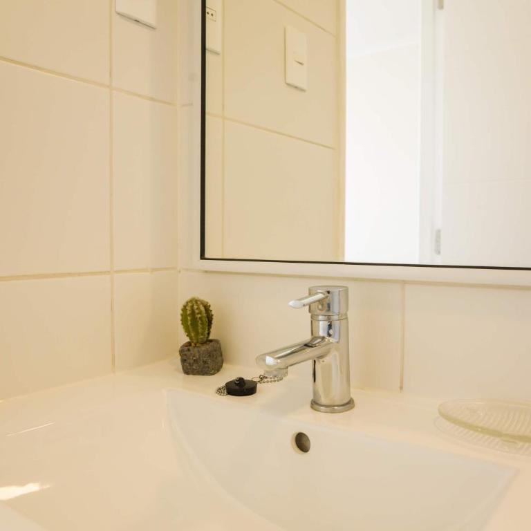 Central Chic 1BR Steps from Metro & Attractions - Apartment - 14