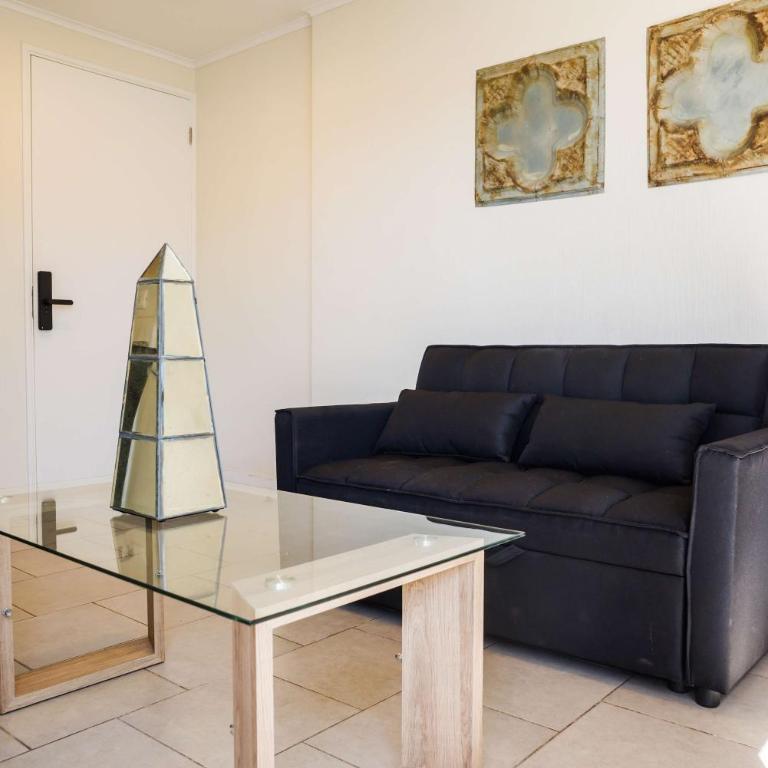 Central Chic 1BR Steps from Metro & Attractions - Apartment - 15