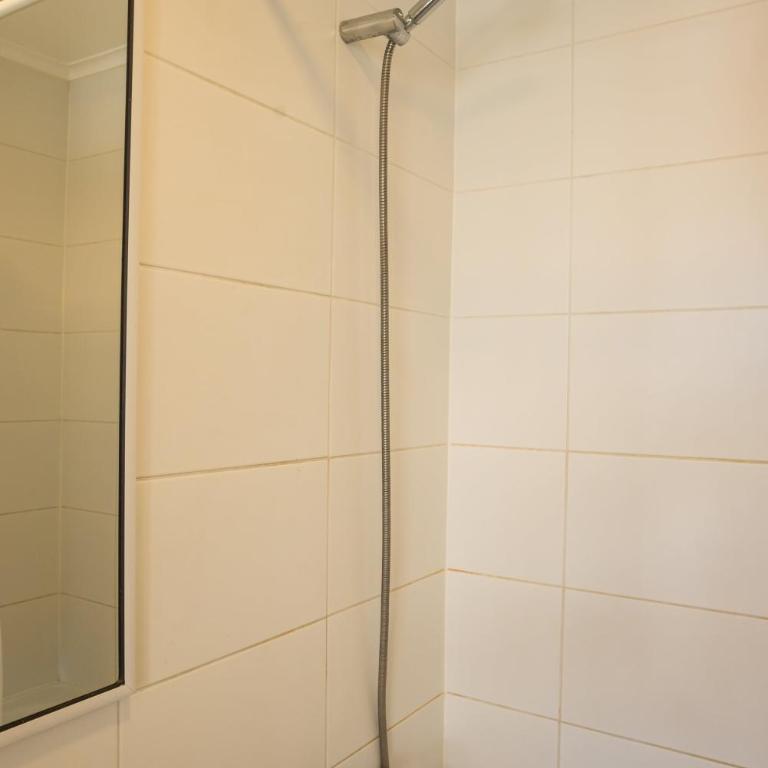 Central Chic 1BR Steps from Metro & Attractions - Apartment - 18