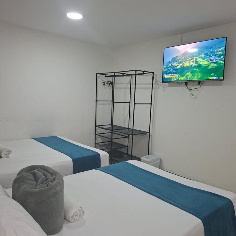 Hotel Casa Florida 70 Medellin - Quadruple Room with Private Bathroom - 11