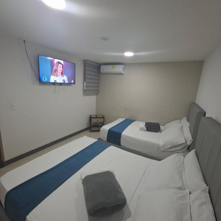 Hotel Casa Florida 70 Medellin - Quadruple Room with Private Bathroom - 13