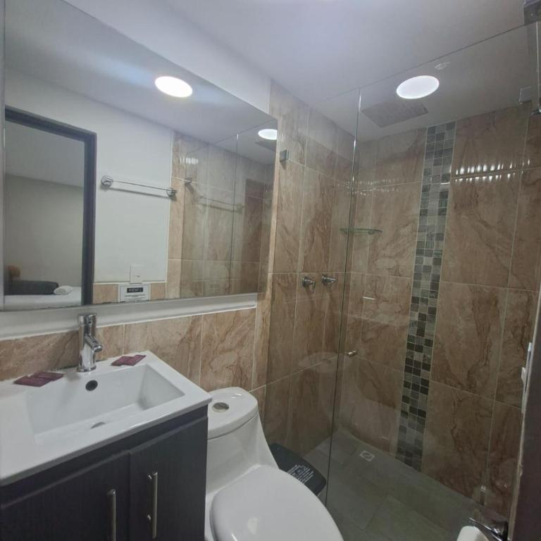 Hotel Casa Florida 70 Medellin - Quadruple Room with Private Bathroom - 14