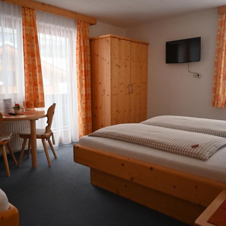 Gästehaus Pürstl-Kocher - Dreibettzimmer mit Balkon - 2