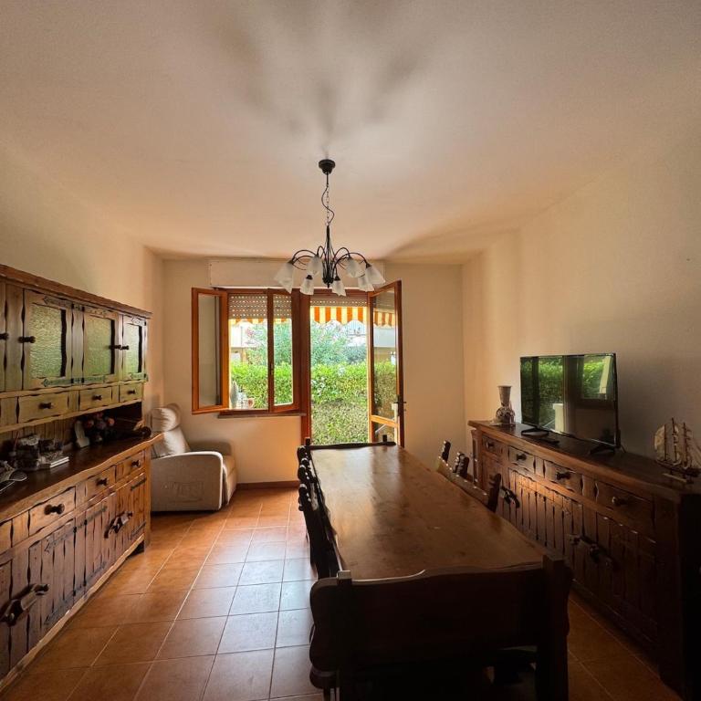 Appartamento al piano terra - 1,5km dal mare - Appartamento con 2 Camere da Letto e Balcone - 1