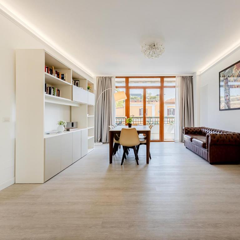 La Casa del Tomo - Metro A - Parcheggio Privato - 6 ospiti - Appartamento con 2 Camere da Letto - 75