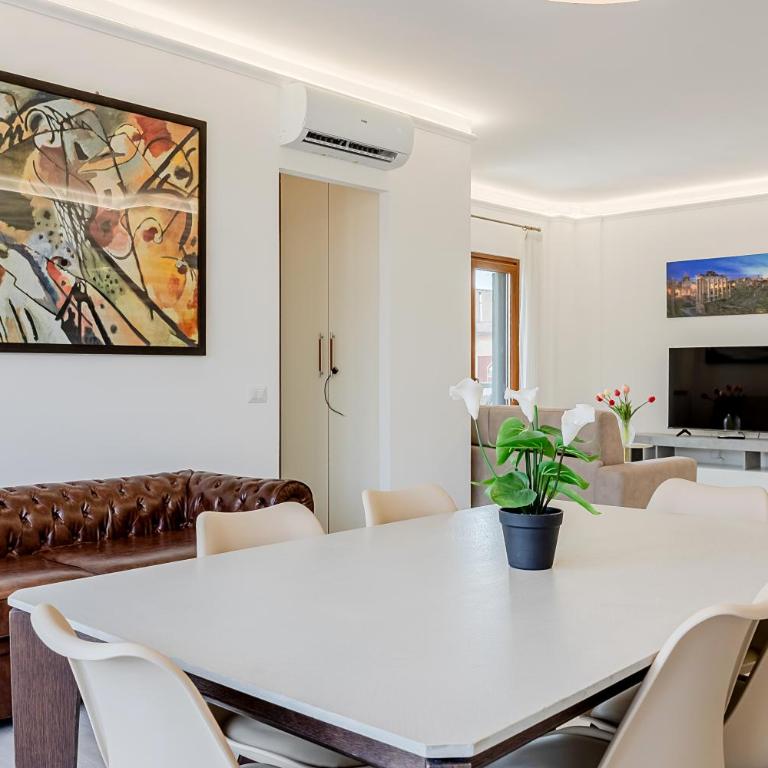 La Casa del Tomo - Metro A - Parcheggio Privato - 6 ospiti - Appartamento con 2 Camere da Letto - 87