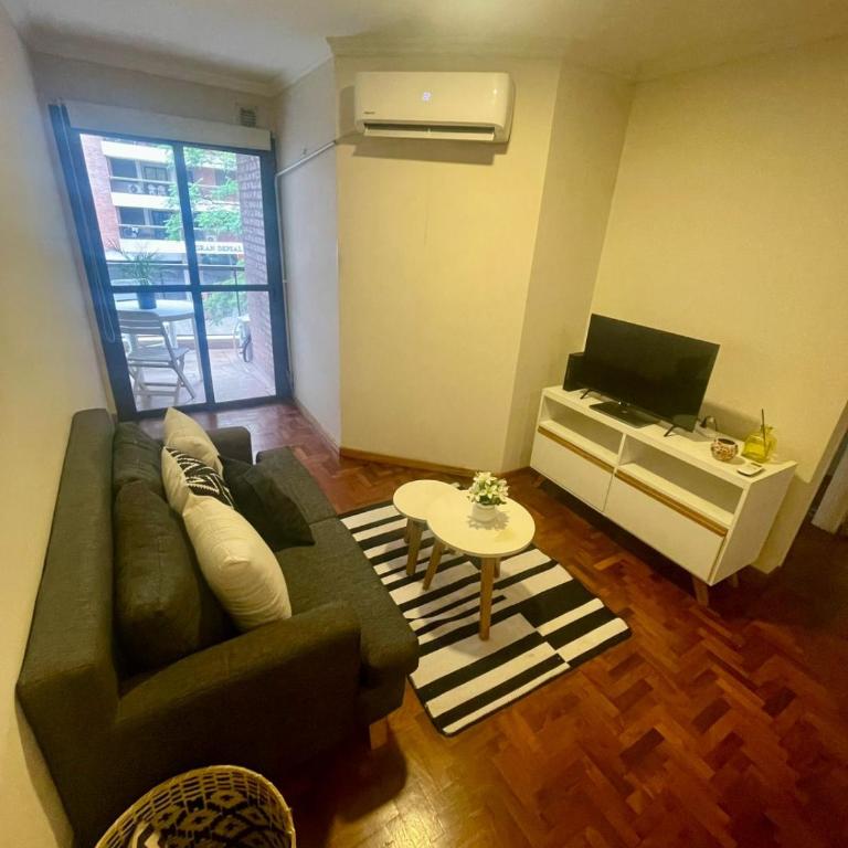 Metros de la terminal, top ubicacion, wifi rapido, cochera en frente - Apartamento de 1 dormitorio - 10