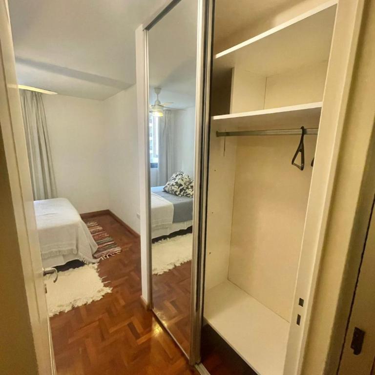 Metros de la terminal, top ubicacion, wifi rapido, cochera en frente - Apartamento de 1 dormitorio - 25