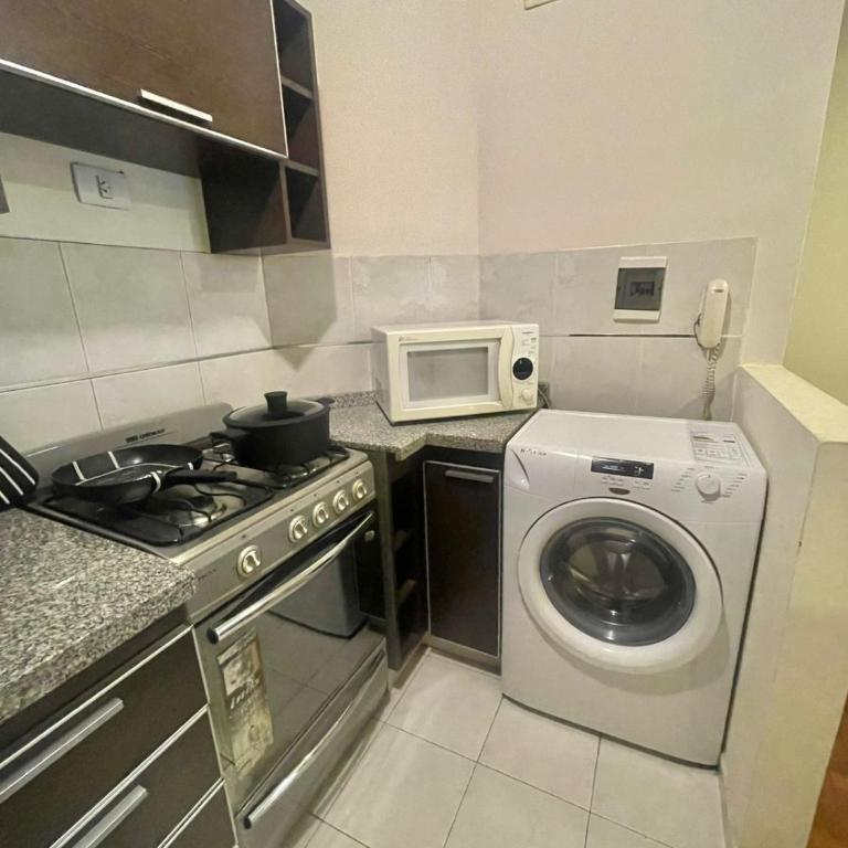 Metros de la terminal, top ubicacion, wifi rapido, cochera en frente - Apartamento de 1 dormitorio - 42