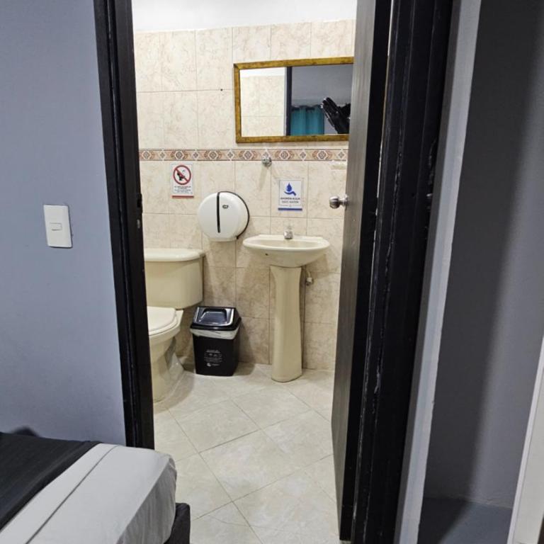 aparta hotel continental estadio - Twin Room with Private Bathroom - 10