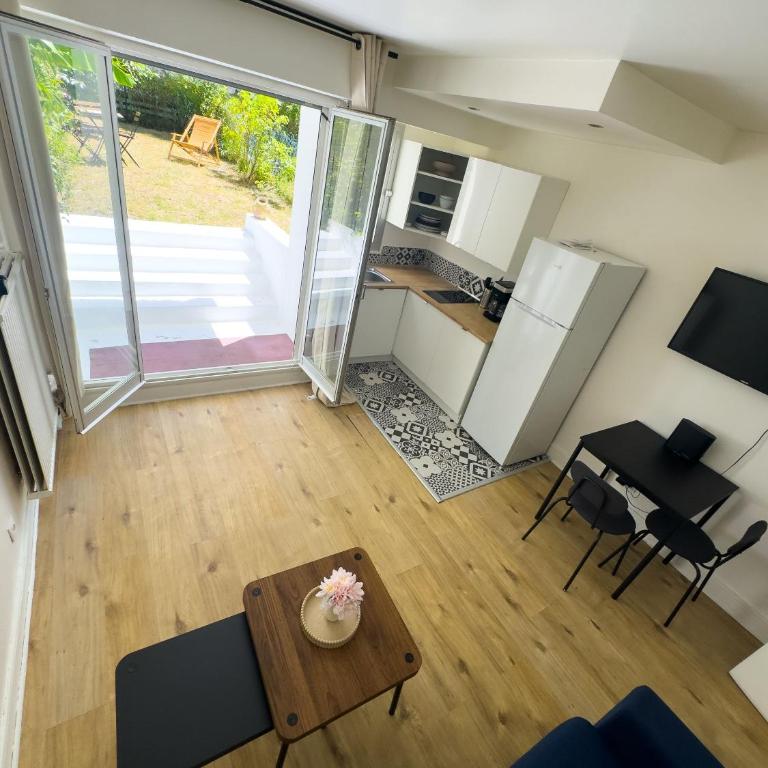 Charming Parisian Apartment with Garden View - Appartement - 4