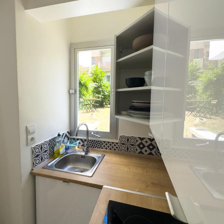 Charming Parisian Apartment with Garden View - Appartement - 5