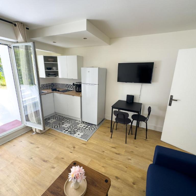 Charming Parisian Apartment with Garden View - Appartement - 9