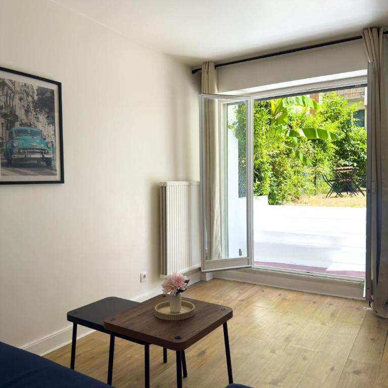 Charming Parisian Apartment with Garden View - Appartement - 11