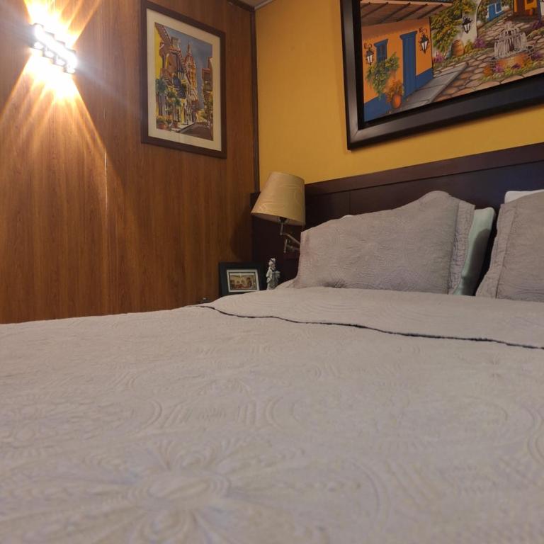 Hotel Apartasuite Normandia - Suite con bañera de hidromasaje y cama grande - 2