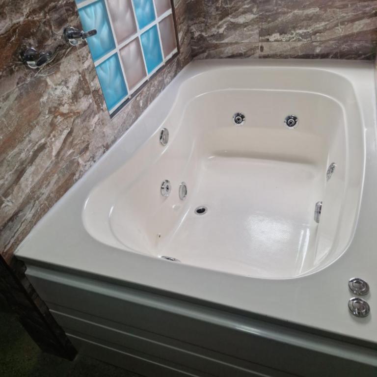 Hotel Apartasuite Normandia - Suite con bañera de hidromasaje y cama grande - 8