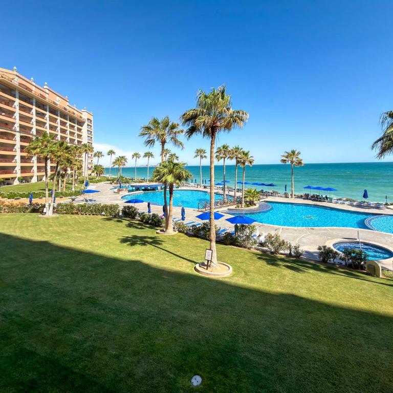Wake Up to the Sea Oceanfront Retreat W207 - Apartamento - 3