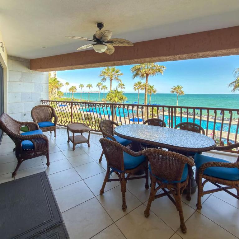Wake Up to the Sea Oceanfront Retreat W207 - Apartamento - 2